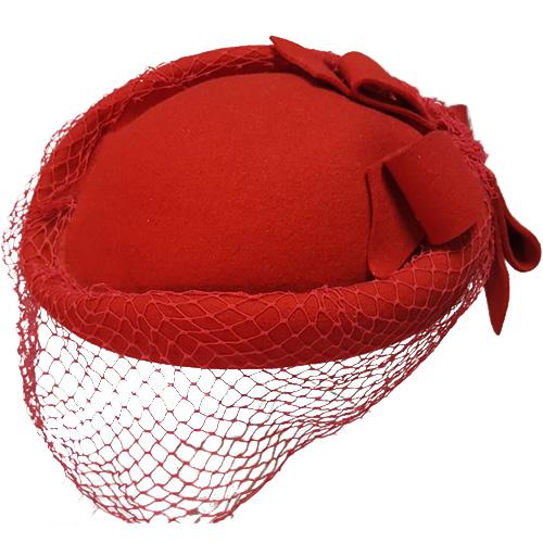 Cappellino in feltro di lana con veletta
