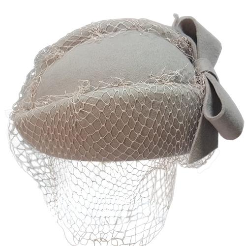 Cappello in feltro di lana con veletta